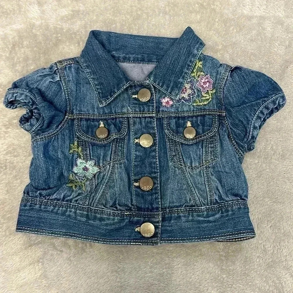 GAP - short sleeve crop jean jacket with embroidered  flowers - Size 18 to 24 mo - Picture 1 of 6